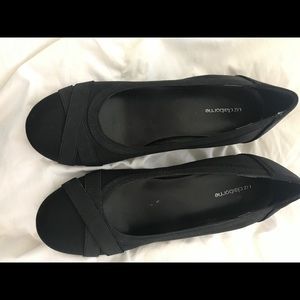 Liz Claiborne low wedge